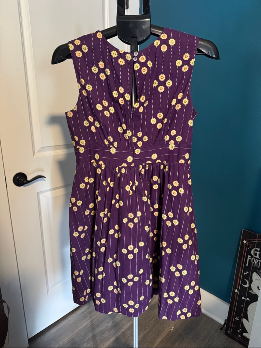 Sleeveless Purple Floral Midi Dress with Yellow Daisy Pattern - Picture 3 of 13